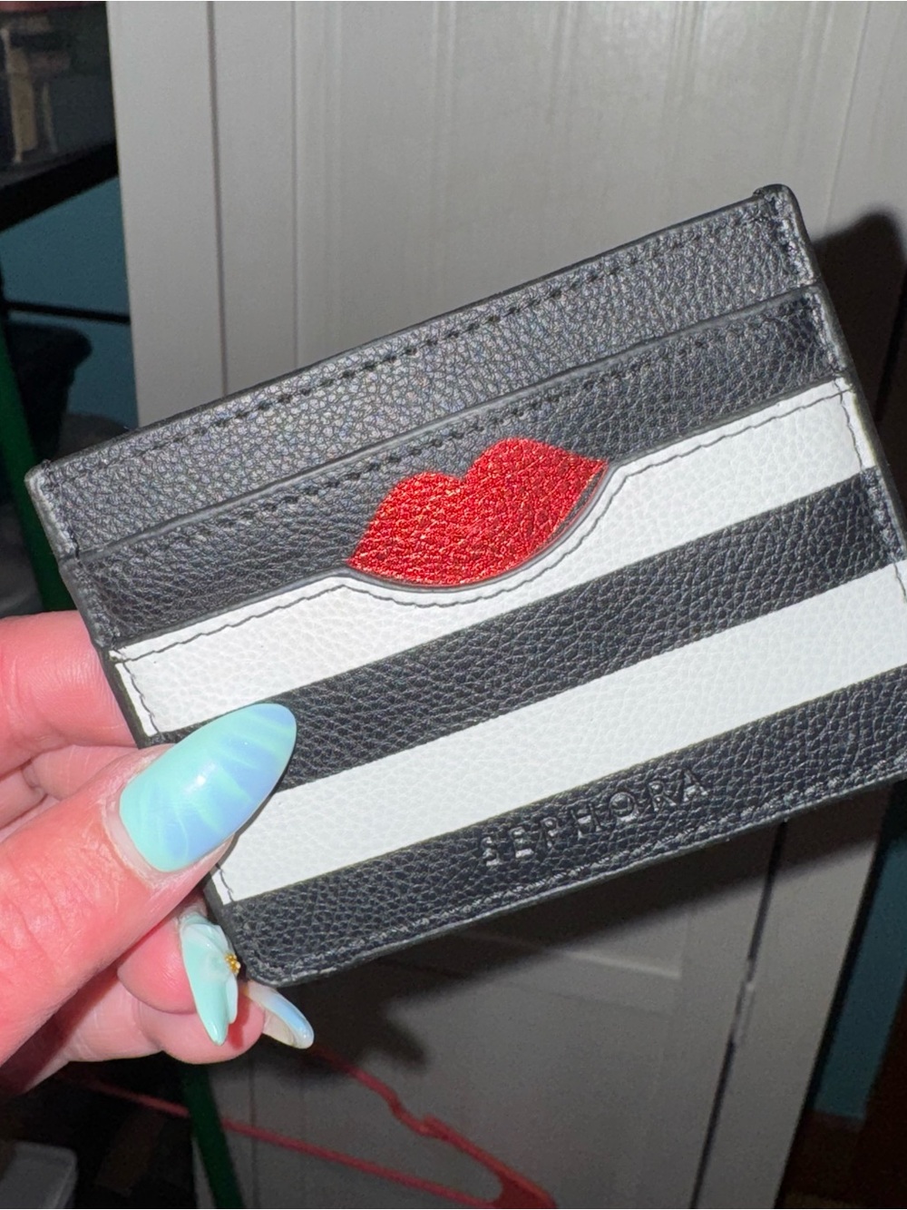 Limited edition lips card holder